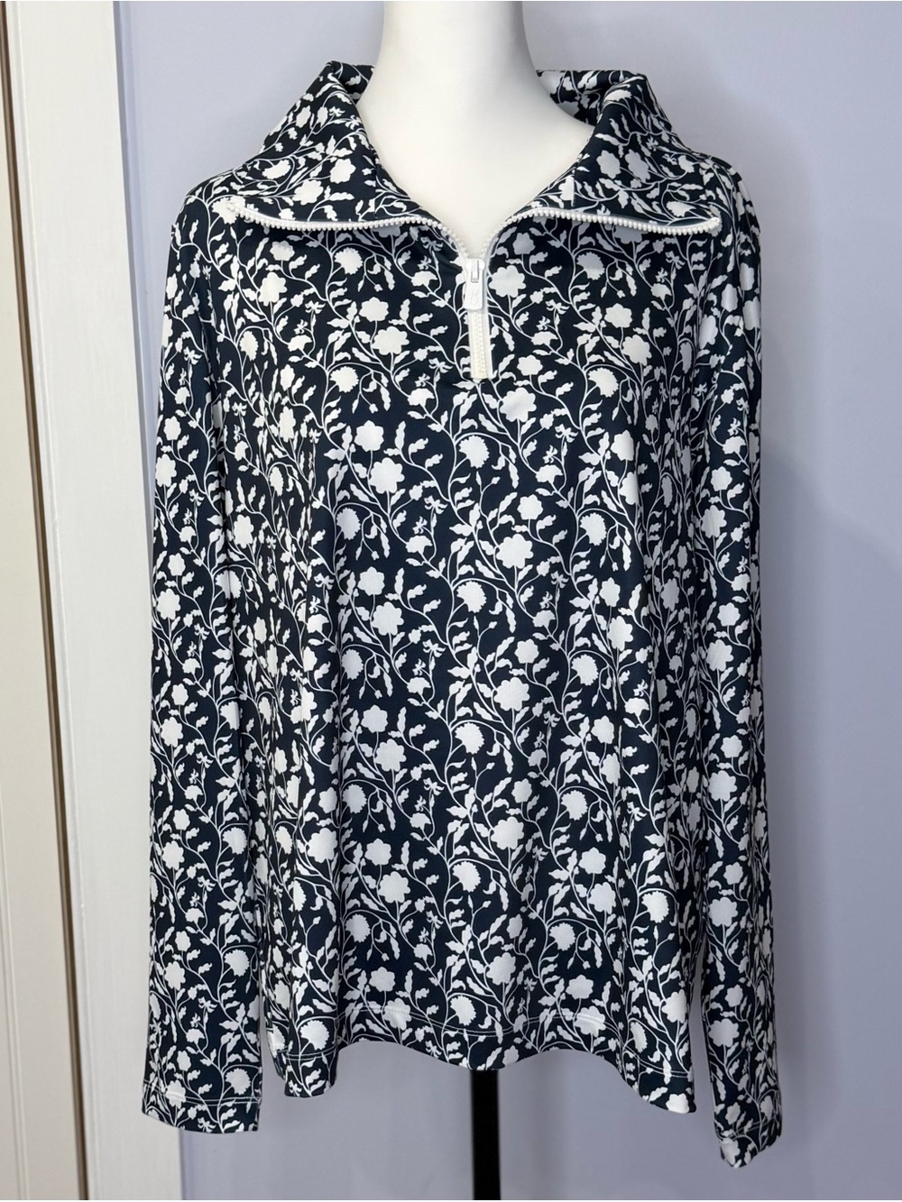 Dudley Stephens Women’s Lightweight Navy Floral quarter-zip, size XXL, like new!
